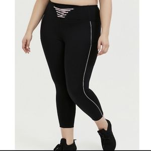 Torrid Black Moisture Wicking Cropped Active Leggings